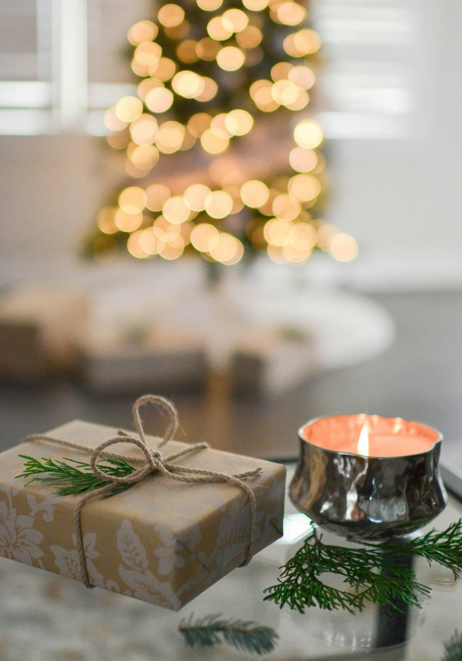 Vela artesanal junto a caja de regalo corporativo